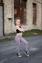 Load image into Gallery viewer, DUSTY ROSE-BLACK REVERSIBLE CROP SPORTS TOP spring 24