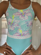 Load image into Gallery viewer, RHINESTONE 5V HIBISCUS SHINE BLUE BOTTOM